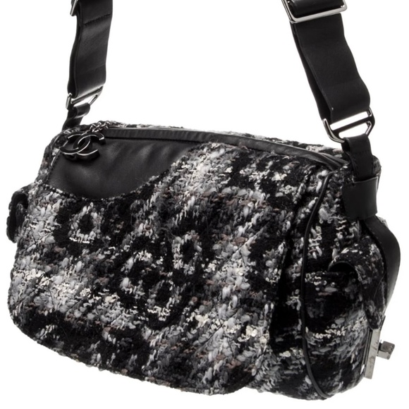 Authentic Chanel Vintage Tweed Camellia Shoulder Bag - Picture 2 of 6